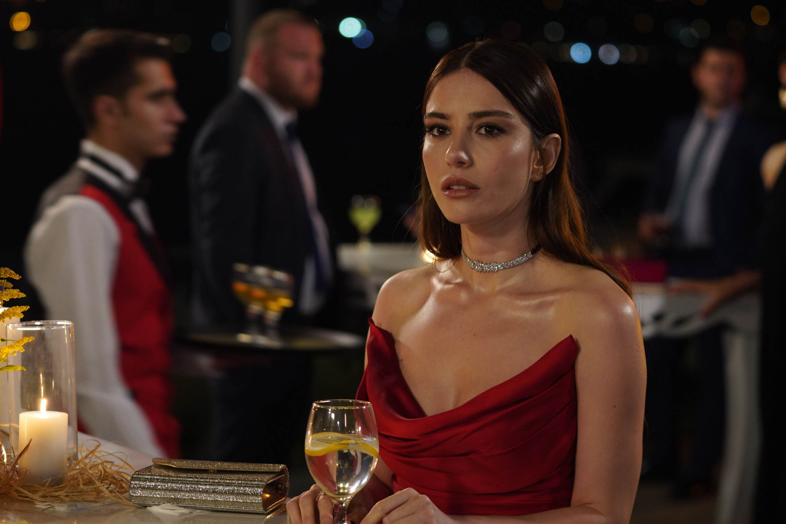 Chi è Özge Gürel, la donna che fa sempre perdere la testa a Can Yaman