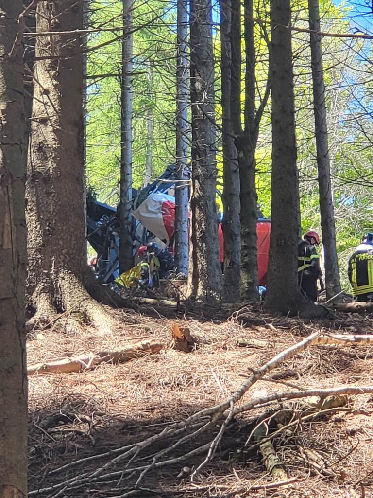 Galleria foto 'Mottarone, precipita cabina funivia: le foto della disgrazia' - foto 4