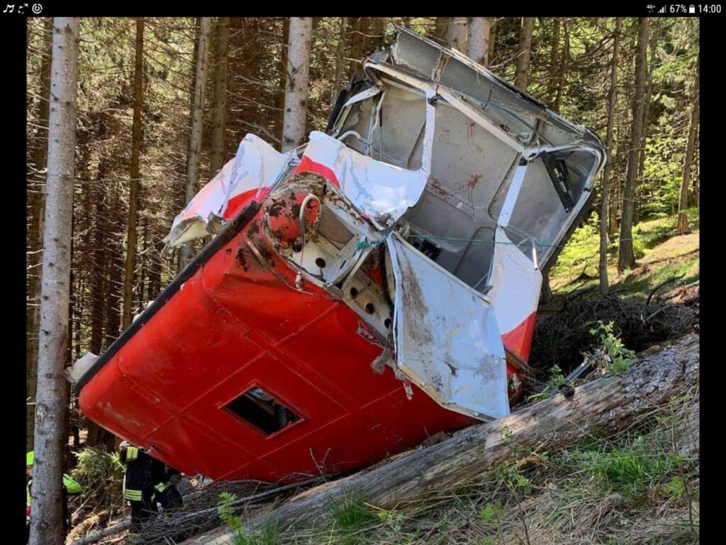 Galleria foto 'Mottarone, precipita cabina funivia: le foto della disgrazia' - foto 3