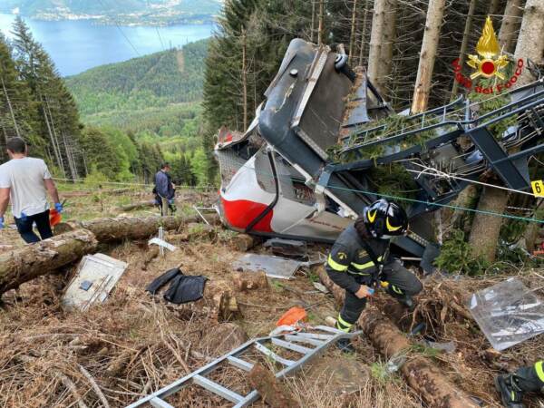 Funivia, il piccolo Eitan lotta in ospedale. La gita sul lago trasformata in tragedia