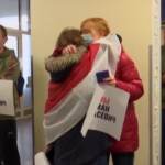 Aereo dirottato in Bielorussia, i passeggeri riabbracciano i parenti