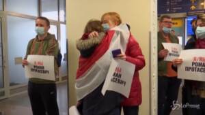 Aereo dirottato in Bielorussia, i passeggeri riabbracciano i parenti