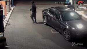 Rapina una stazione di servizio con complice e ruba 3.900 euro: arrestato