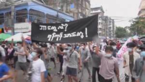 Myanmar: flash mob dell’opposizione a Yangon, la protesta scatta all’improvviso