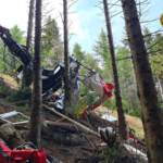 Cabina funivia Mottarone accartocciata tra abeti