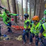Uomini Soccorso Alpino sul Mottarone con barelle