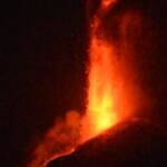Etna, nuova spettacolare eruzione notturna