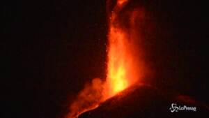 Etna, nuova spettacolare eruzione notturna