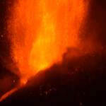Etna, nuova eruzione: le spettacolari immagini della fontana di lava