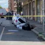 Roma, si apre voragine in strada: inghiottite due auto