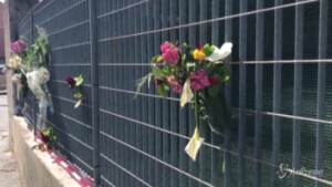 Tragedia del Mottarone: il dolore degli abitanti di Verbania, fiori davanti all’obitorio