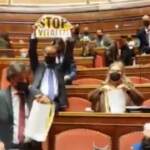 Vitalizi, protesta M5S in aula: cartelli e coro ‘vergogna, vergogna’