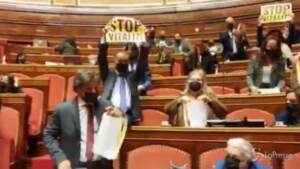 Vitalizi, protesta M5S in aula: cartelli e coro ‘vergogna, vergogna’