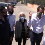 Corna e battute sul suo accento romano: le gag di Matteo Salvini al quartiere Osa