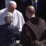 Papa, il bacio sul braccio alla sopravvissuta ad Auschwitz