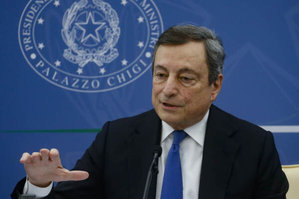 Draghi in conferenza stampa per illustrare il Decreto ‘Imprese, Lavoro, Giovani e Salute’