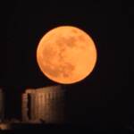 Grecia, le spettacolari immagini della Superluna sopra il Tempio di Poseidone