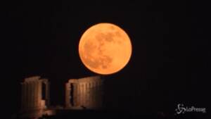 Grecia, le spettacolari immagini della Superluna sopra il Tempio di Poseidone