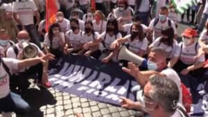 Roma, i lavoratori della Whirlpool di Napoli in piazza: “Dal Governo promesse ma nessuna risposta”