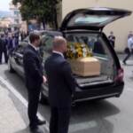 Tragedia Mottarone: a Diamante i funerali di una delle vittime, l’arrivo del feretro