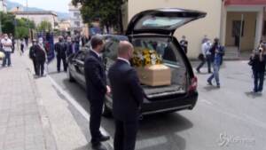 Tragedia Mottarone: a Diamante i funerali di una delle vittime, l’arrivo del feretro