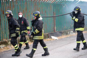 Roma, incendio a Villa De Sanctis: colonna di fumo nero visibile da chilometri