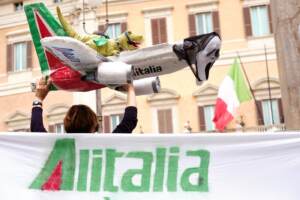 Roma, lavoratori Alitalia in piazza contro il piano di rilancio della compagnia