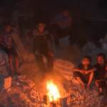 Tra le macerie di Gaza, le famiglie rimaste senza tetto cenano attorno al fuoco