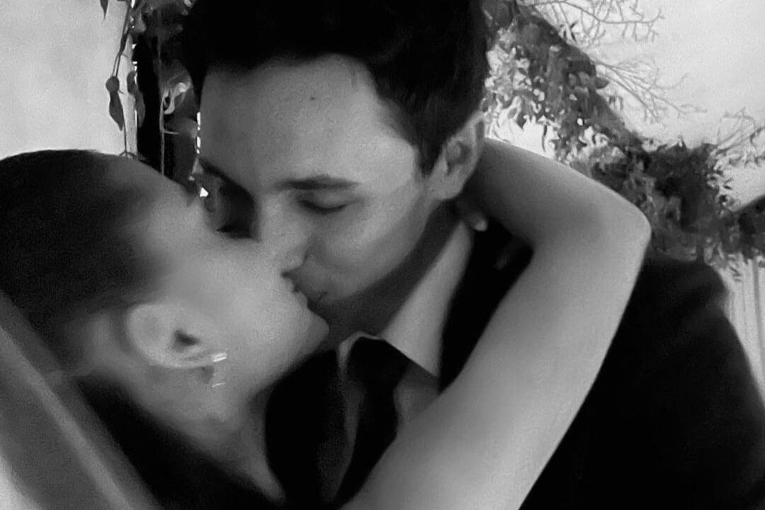 Ariana Grande e Dalton Gomez, tutte le foto del matrimonio segreto  celebrato il 15 maggio - LaPresse