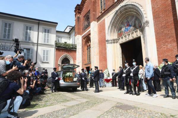 A Milano l'ultimo saluto a Carla Fracci nella chiesa di San Marco
