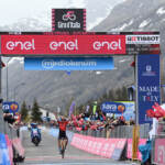 Giro d’Italia: Caruso trionfa sull’Alpe Motta, Bernal resta in rosa