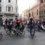 Roma, ciclisti invadono le strade del centro: “Ci riprendiamo il nostro spazio”