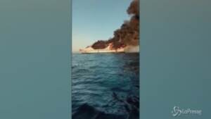 Indonesia, a fuoco traghetto con 200 passeggeri: nessuna vittima