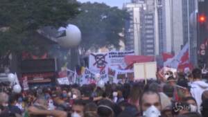Brasile, a San Paolo in migliaia in piazza contro Bolsonaro