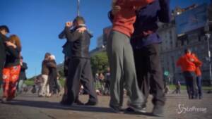 Buenos Aires, la protesta dei ballerini di tango per le restrizioni