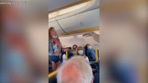 Volo Ibiza-Milano, una donna senza mascherina insulta steward e passeggera