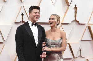 Colin Jost e Scarlett Johansson durante gli Oscar 2020