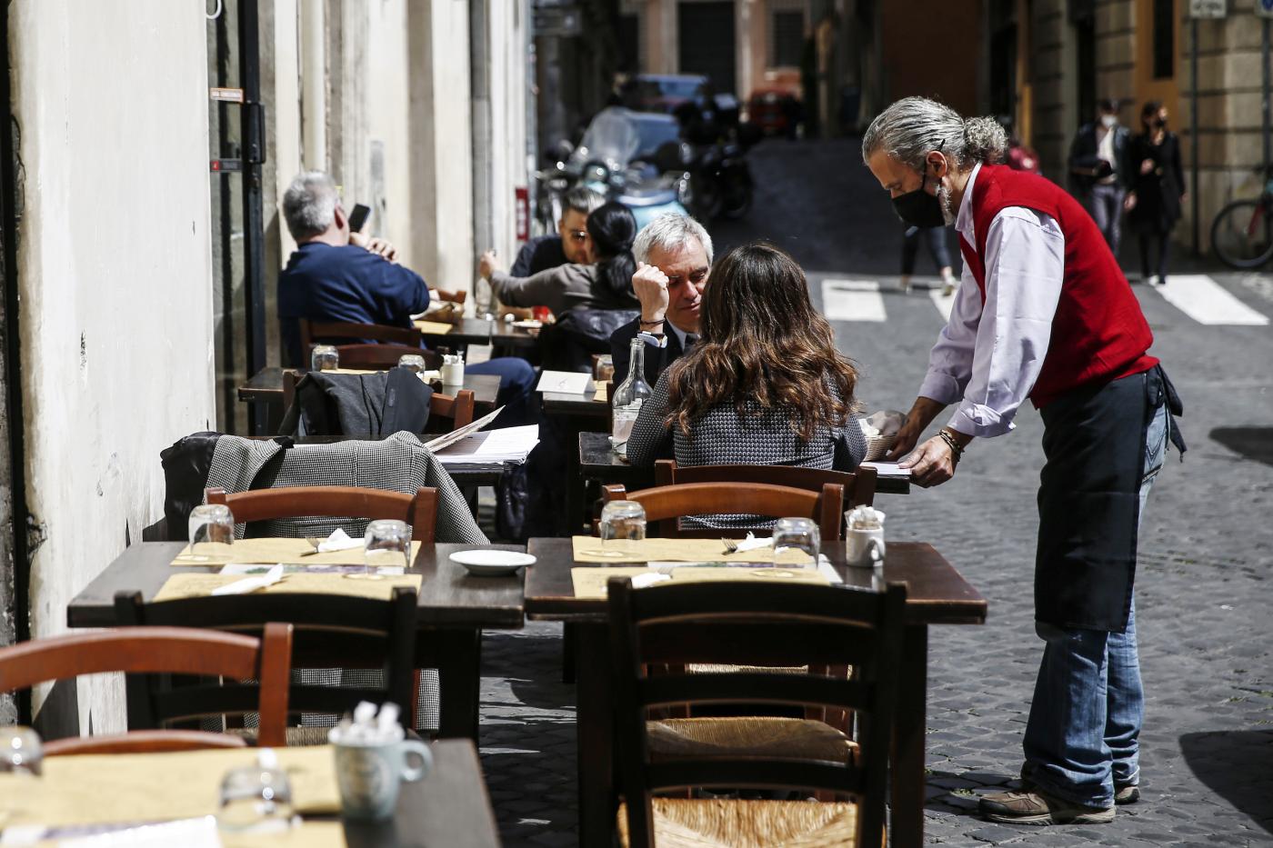 Riaperture, cosa cambia dal 1° giugno: ristoranti, bar e stadi Riaperture, cosa cambia dal 1° giugno: ristoranti, bar e stadi