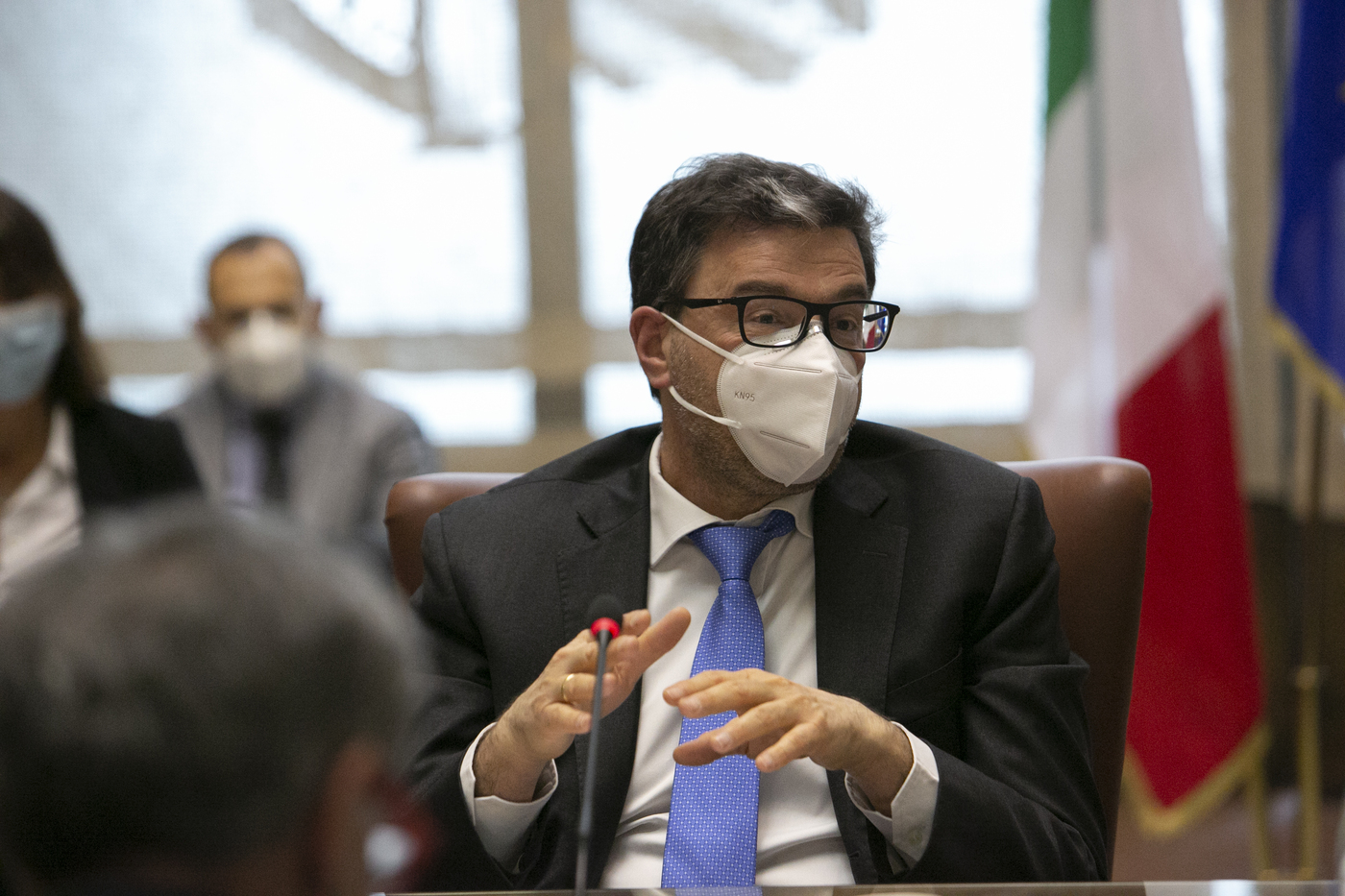 Ex Ilva, Giorgetti: “Aspettiamo il Consiglio di Stato”. Emiliano: “Chiudere gli impianti”