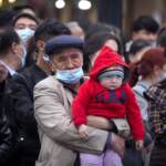 Cina, mossa contro l’invecchiamento della popolazione: le coppie potranno avere tre figli