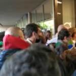 Vaccini, malori e tensioni all’open day di Bologna