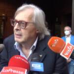 Vertice centrodestra, Sgarbi mostra il rosario regalato da Salvini