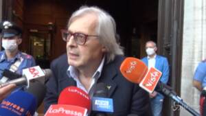 Vertice centrodestra, Sgarbi mostra il rosario regalato da Salvini