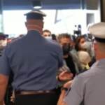 Hub di Bologna, ressa per l’open day: carabinieri cercano di contenere la folla