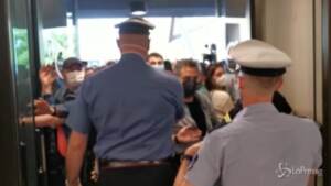 Hub di Bologna, ressa per l’open day: carabinieri cercano di contenere la folla