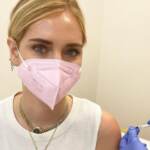 Covid, Chiara Ferragni si vaccina: “Fatelo tutti”