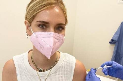 Covid, Chiara Ferragni si vaccina: “Fatelo tutti” Covid, Chiara Ferragni si vaccina: “Fatelo tutti”