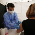 Vaccini, Asl Napoli 2 Nord: Stop Astraday, somministrati solo Pfizer e Moderna