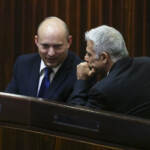 Israele, finisce l’era di Netanyahu: trovato accordo per il governo tra Lapid e Bennett