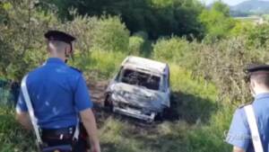 Carabinieri a Gassino con auto bruciata